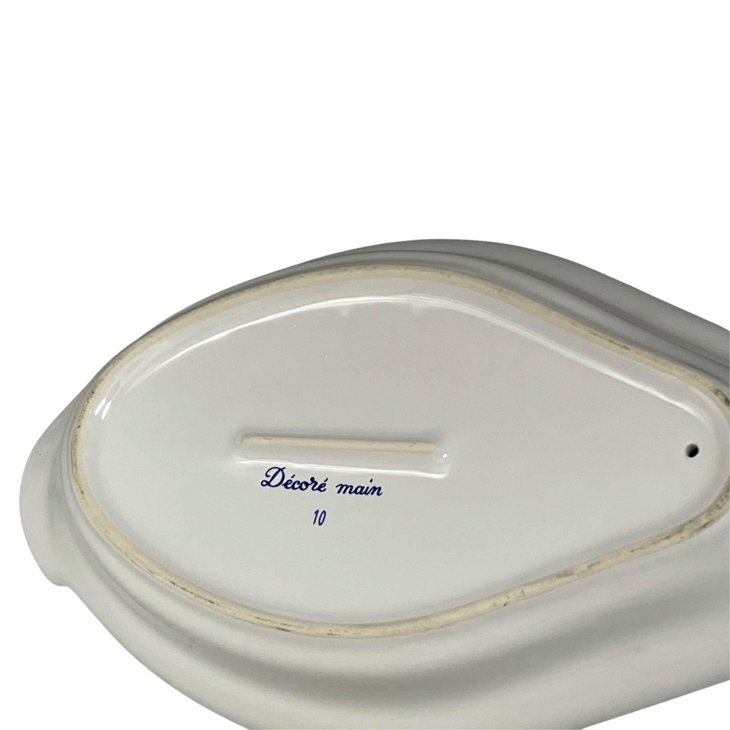 White ceramic dish with 'Décore main' text on a white background
