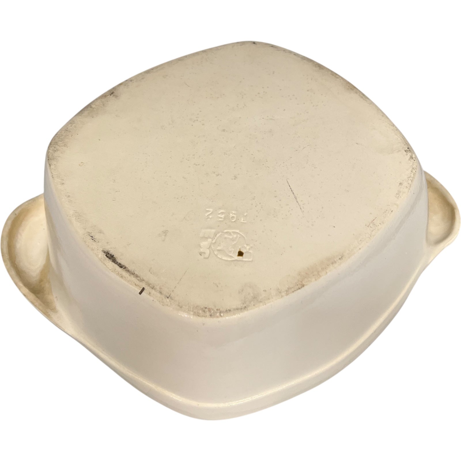 close up of goose dish base