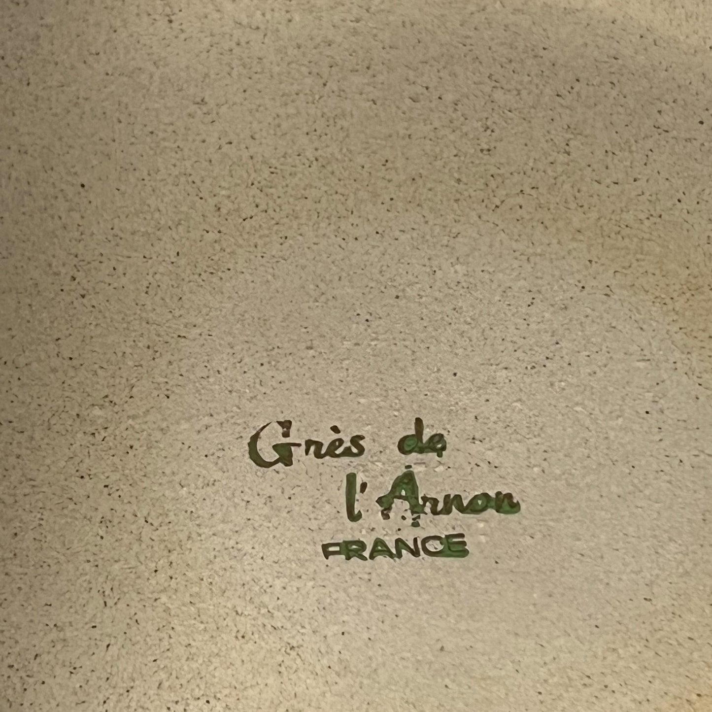 Text 'Grès de l'Arrou France' on a textured beige background