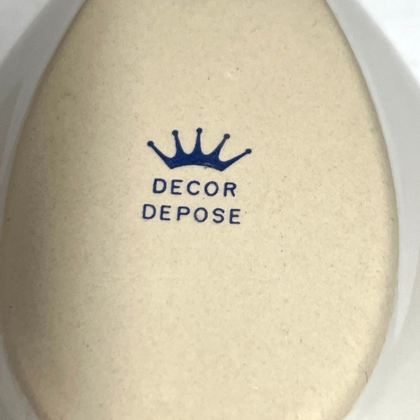 Beige ceramic plate with 'Decor Depose' branding on a white background