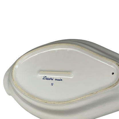 White ceramic dish with 'Décore main' text on a white background
