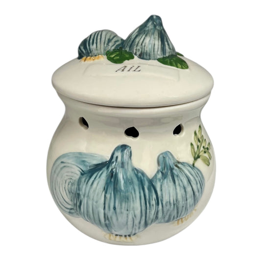 Ceramic container with onion design and 'Ail' text on a white background