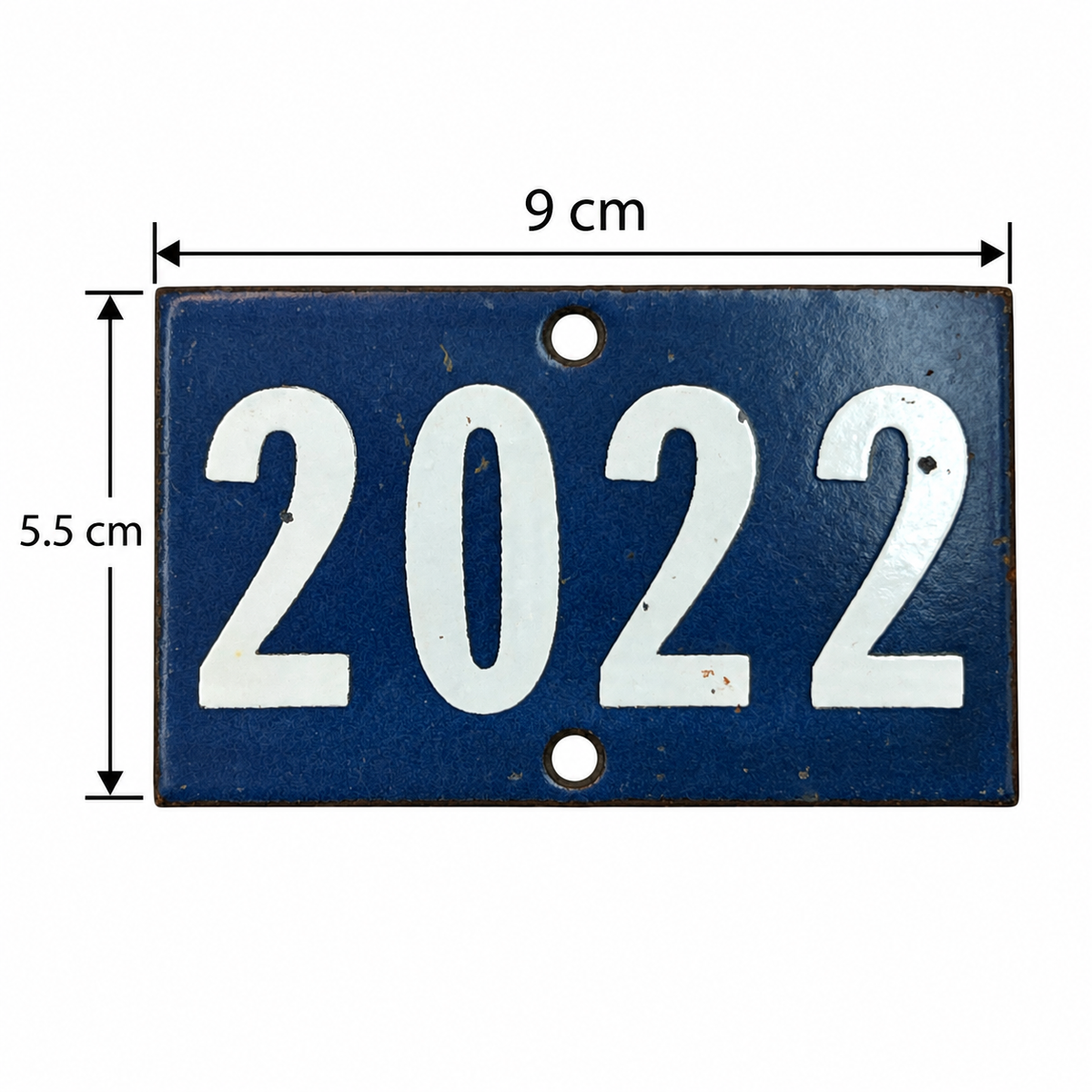 A rectangular blue house number plaque with white '2022' lettering and dimension arrows showing 9 cm width and 5.5 cm height on a white background.