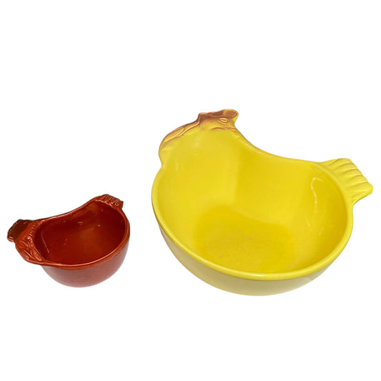 Two ceramic chicken-shaped bowls on a white background, one in bright yellow and one in reddish-brown terracotta.