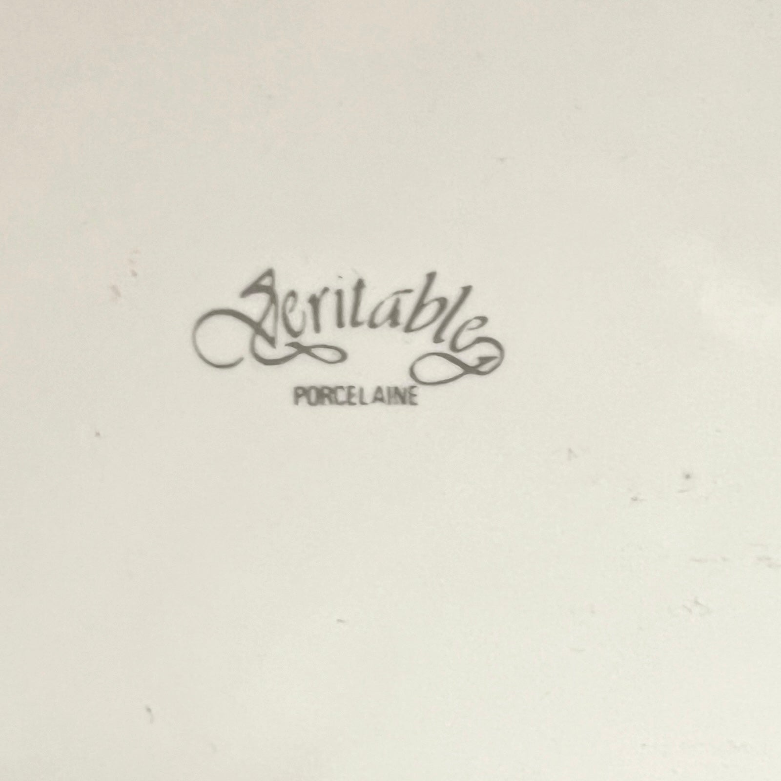 Logo of 'Veritable Porcelaine' on a beige background