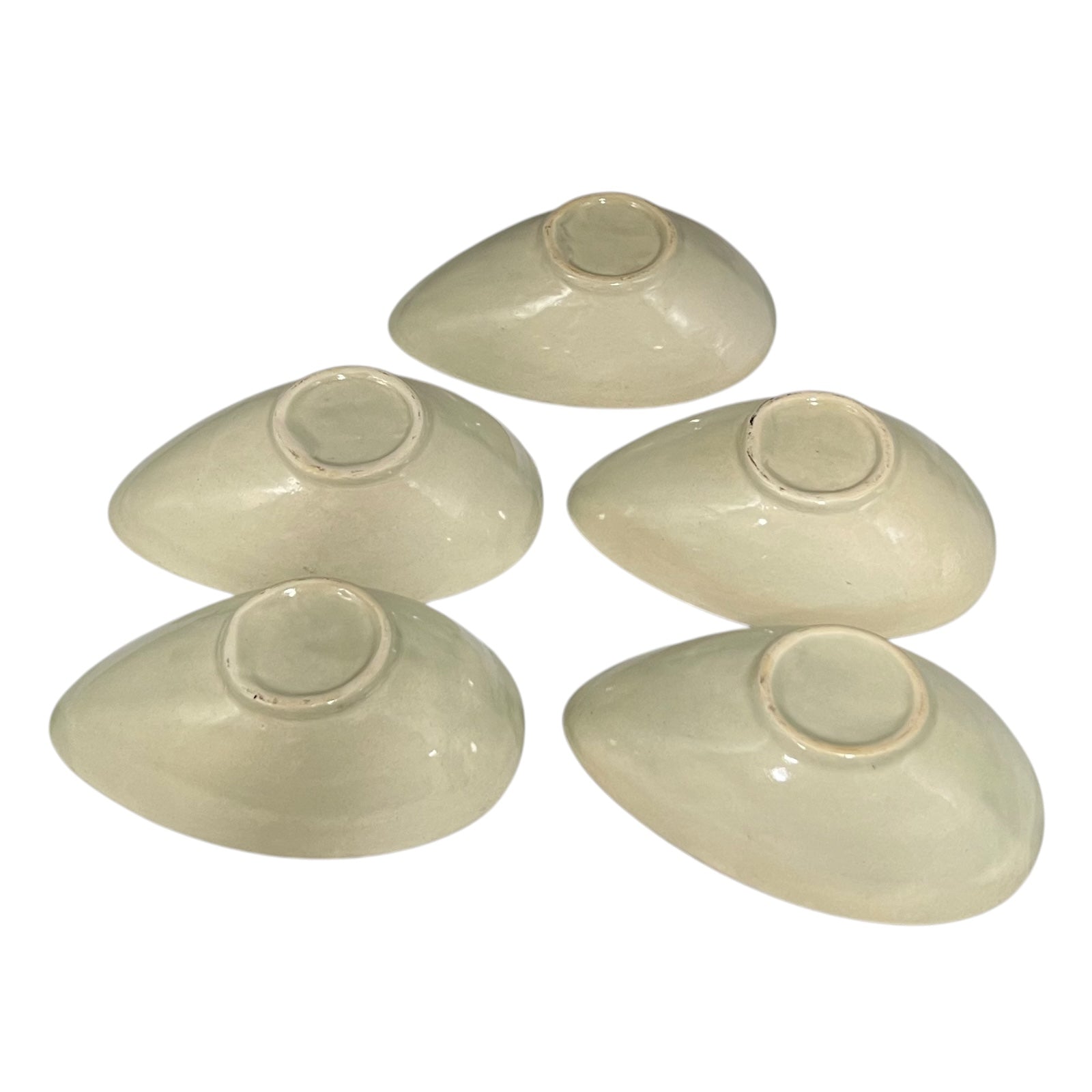 Beige ceramic dish with floral design and 'L'avocat' text on a white background