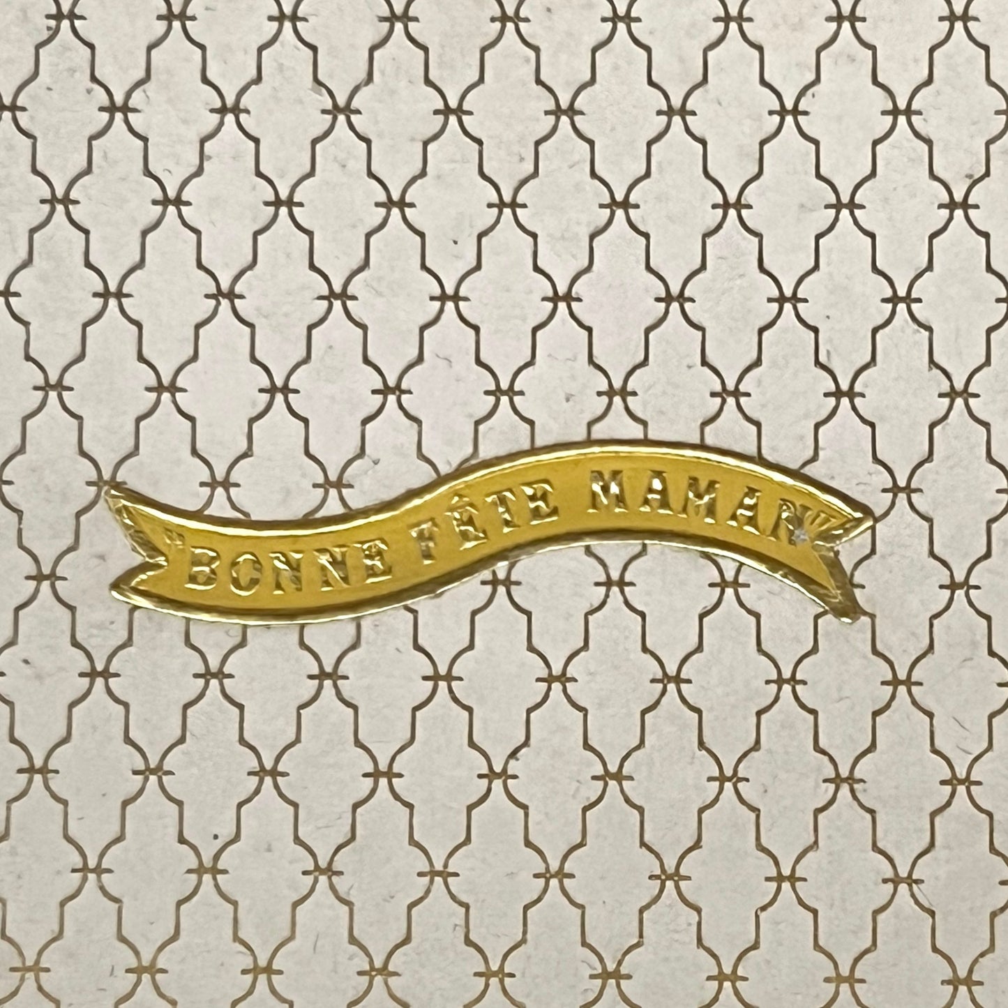 Gold banner with 'Bonne Féte Mâmè' on a textured beige background