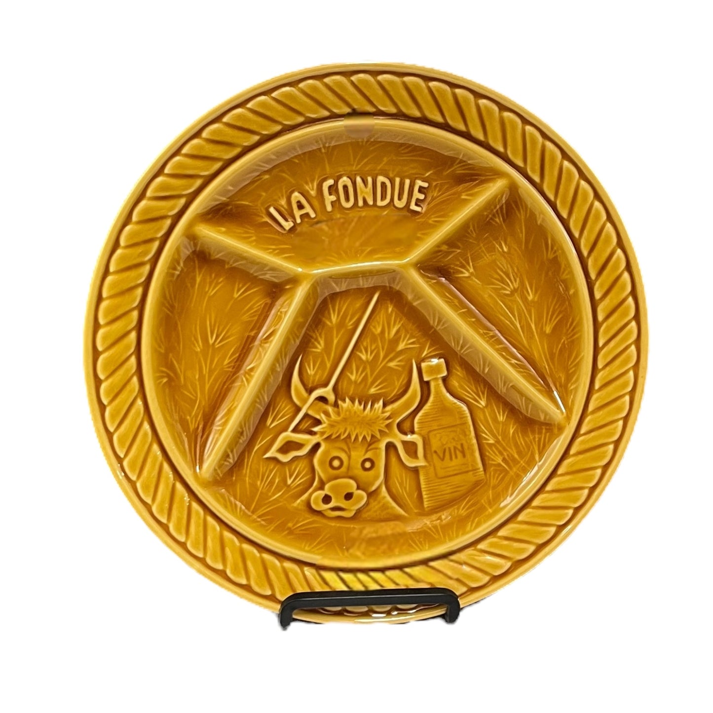 Decorative fondue plate with 'La Fondue' branding on a white background