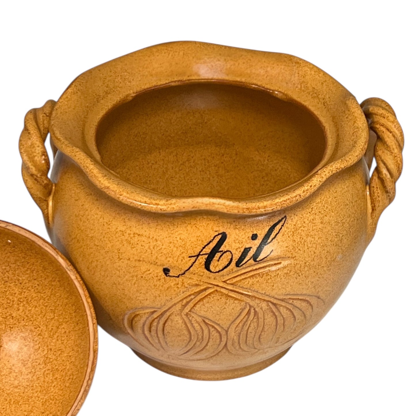 Brown ceramic pot with 'Ail' engraving on a white background