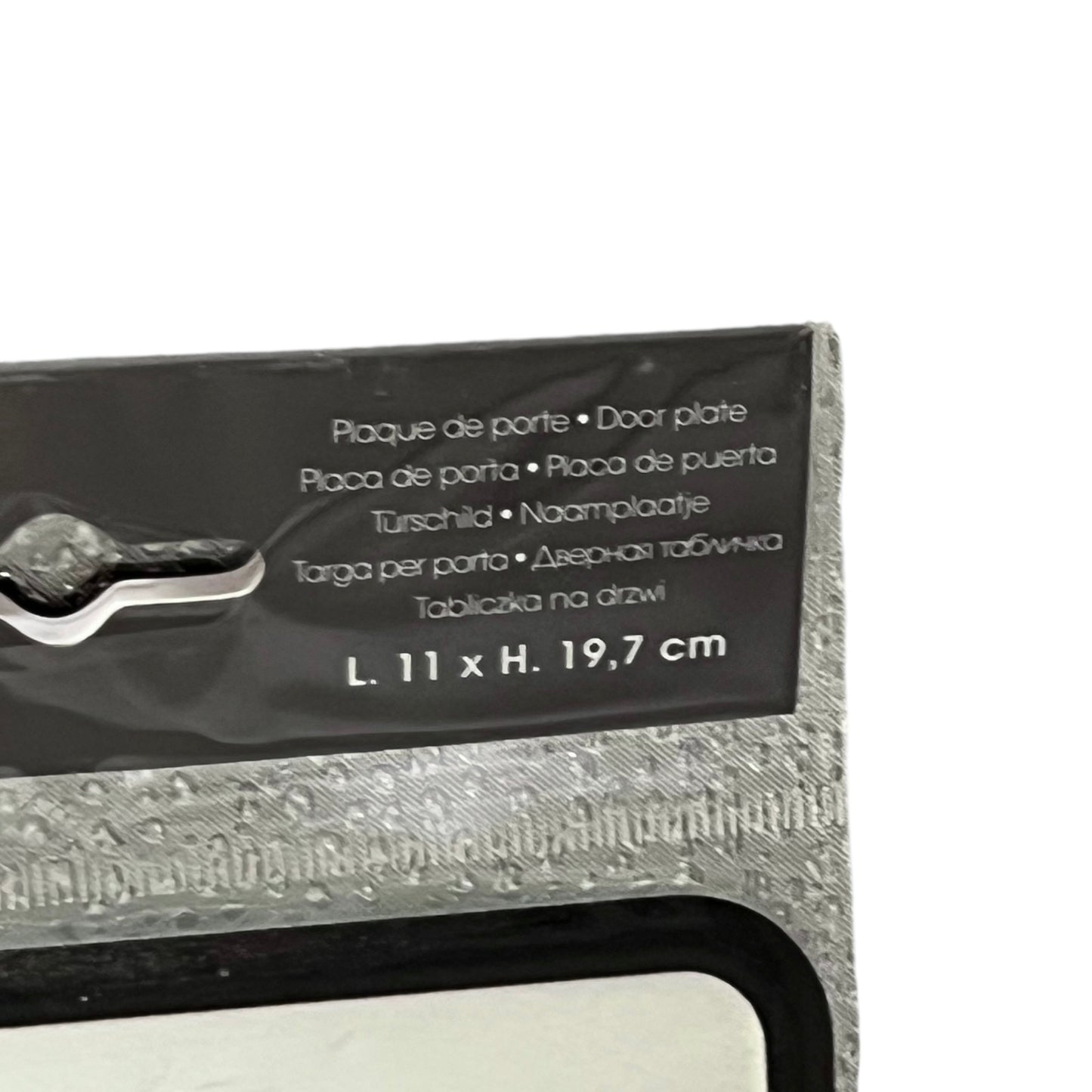 Door plate packaging with text and dimensions on a white background