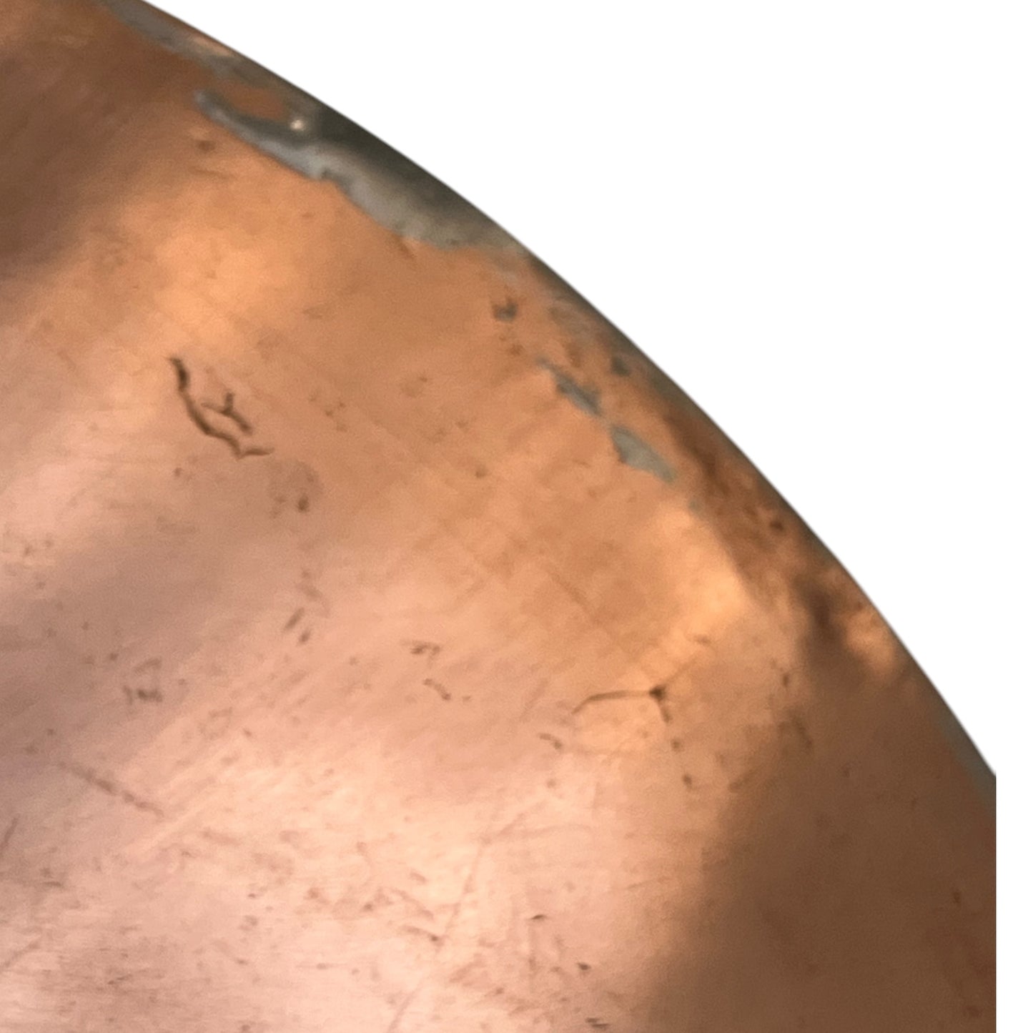 edge of copper pan lid