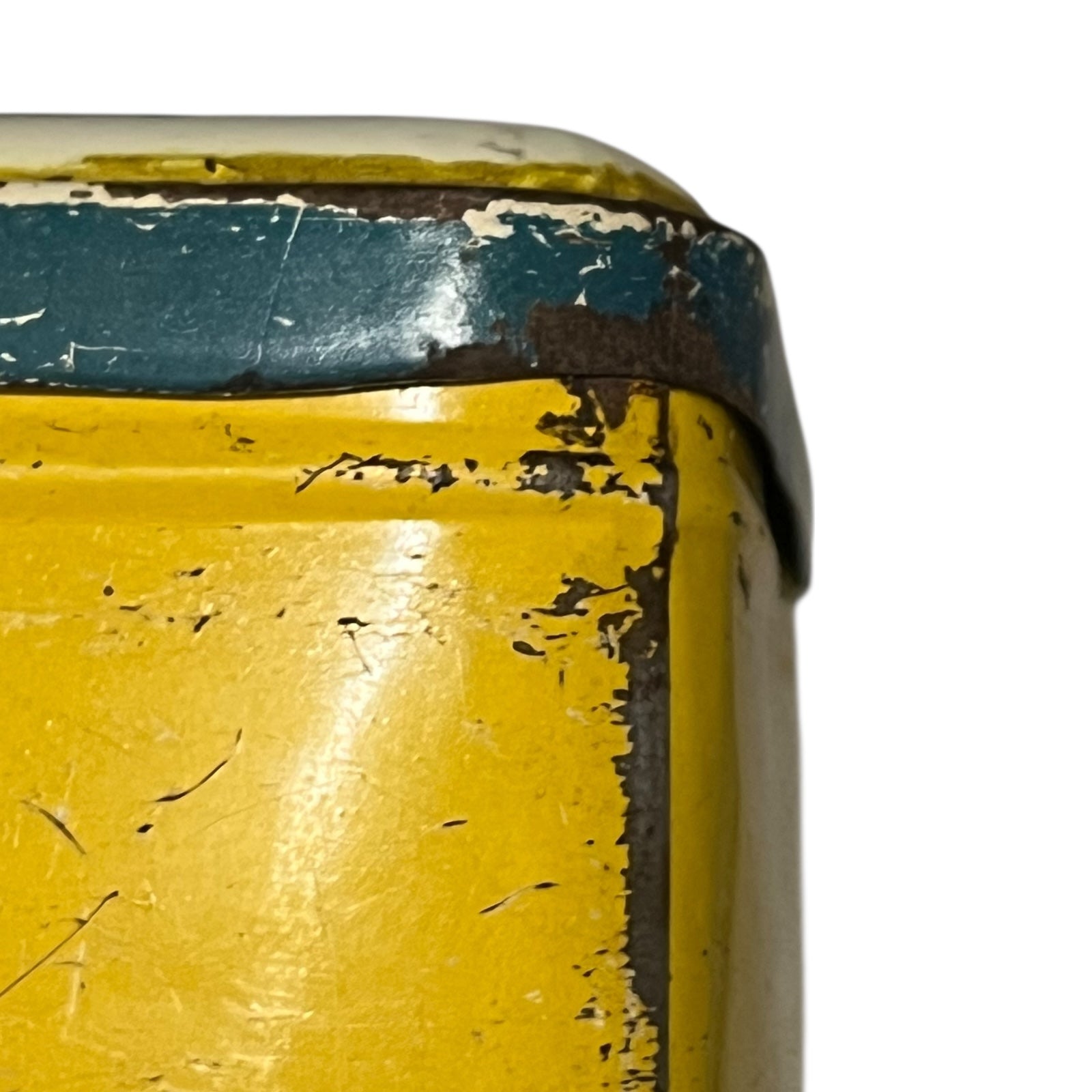 Vintage tin can with a colourful design featuring a face and 'Banania' branding on a white background.