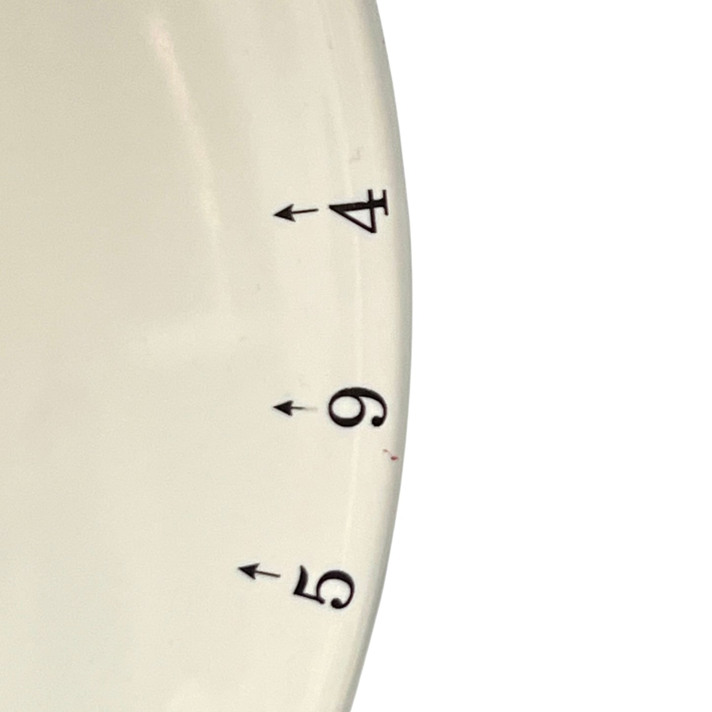 Close-up of a tart serving platter with black numbering and arrows on a white background