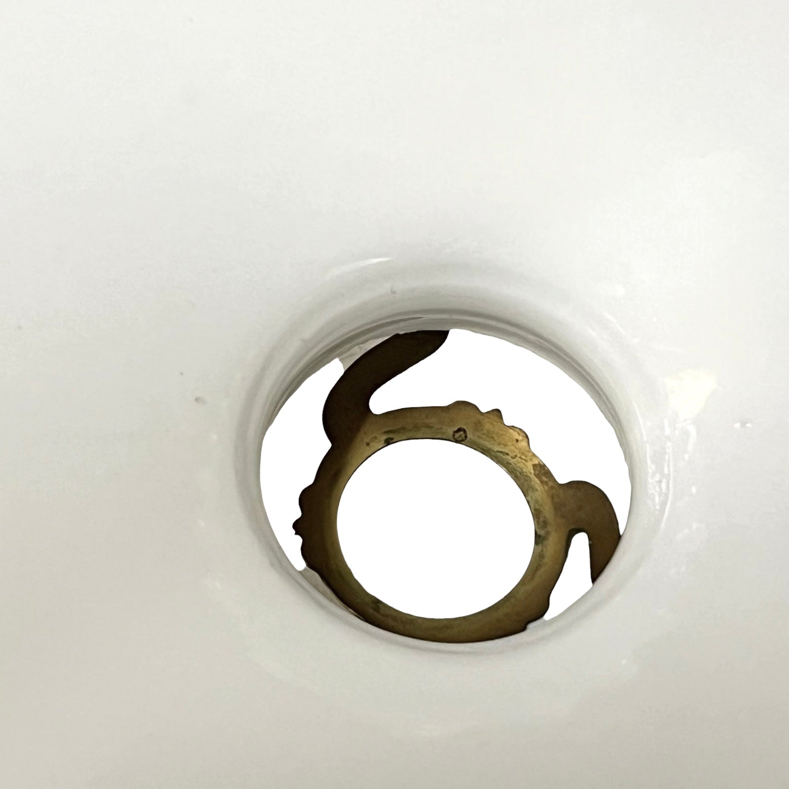Close-up of a white shade ring 