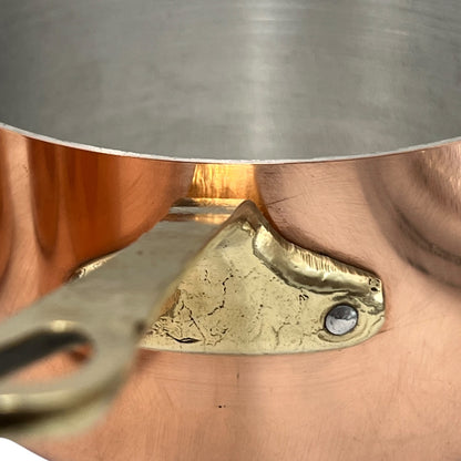 handle  view of aluminium lined copper pan