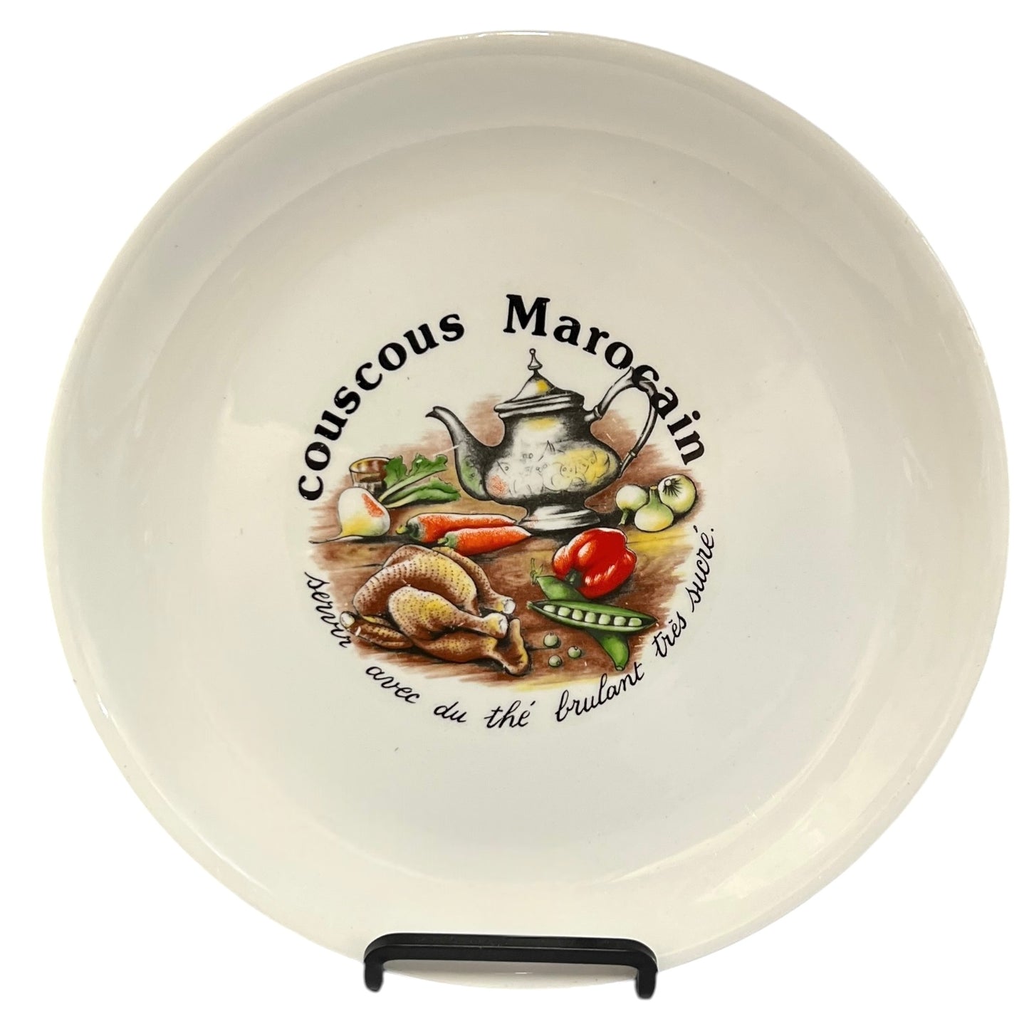 Ceramic plate with couscous Marocain design featuring a teapot and vegetables on a white background.