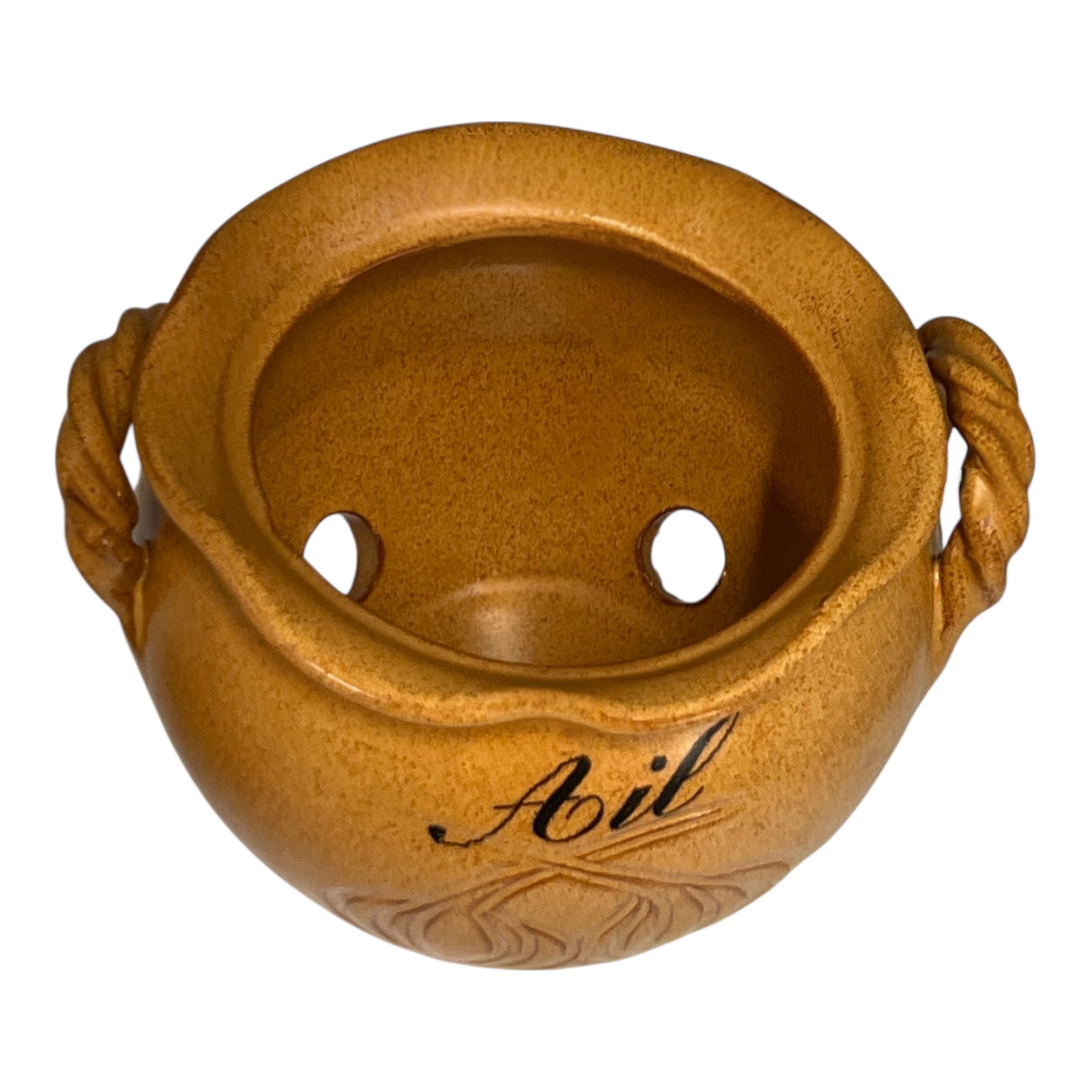 Brown ceramic pot with 'Ail' inscription on a white background