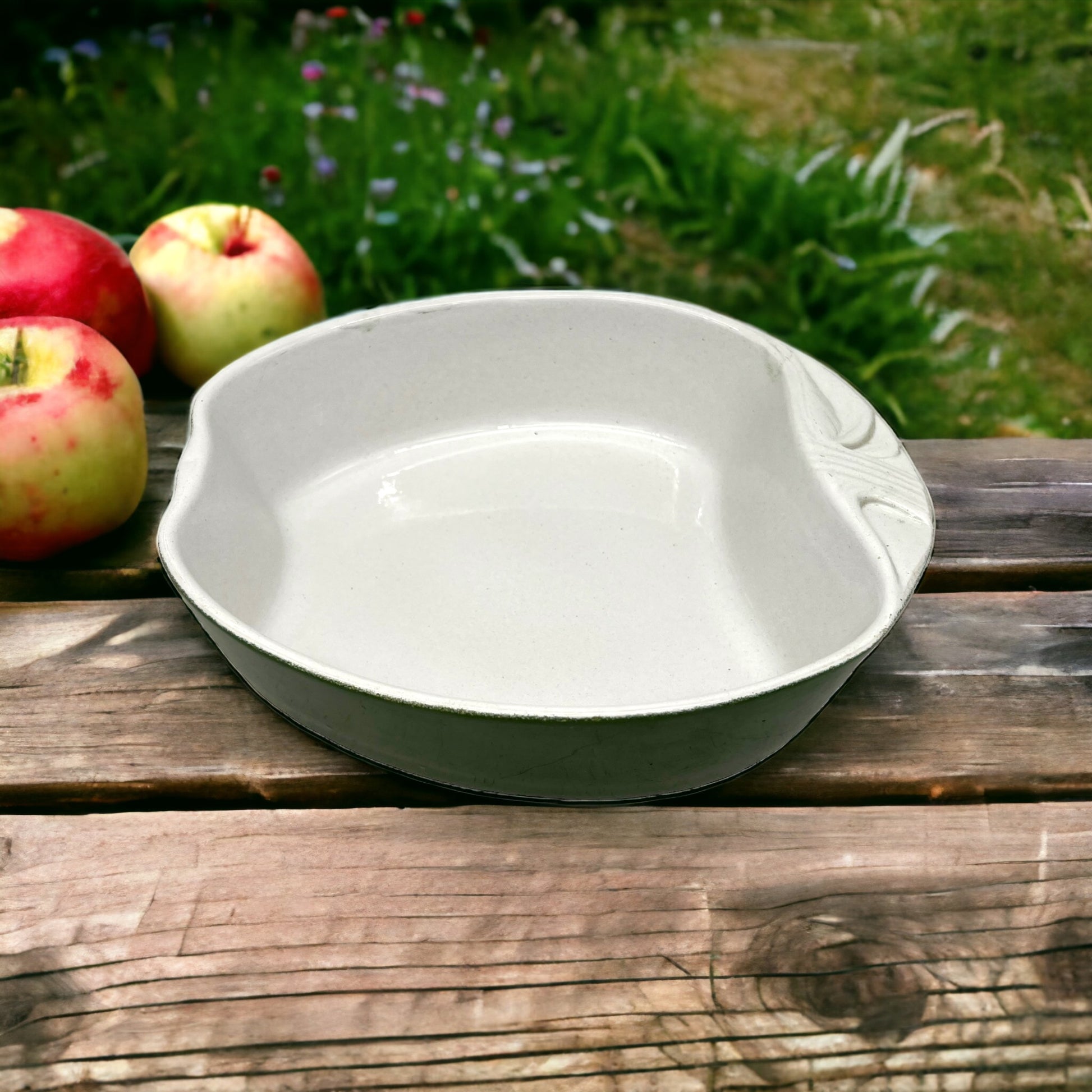 image French apple pie dish on a wooden table with apples 