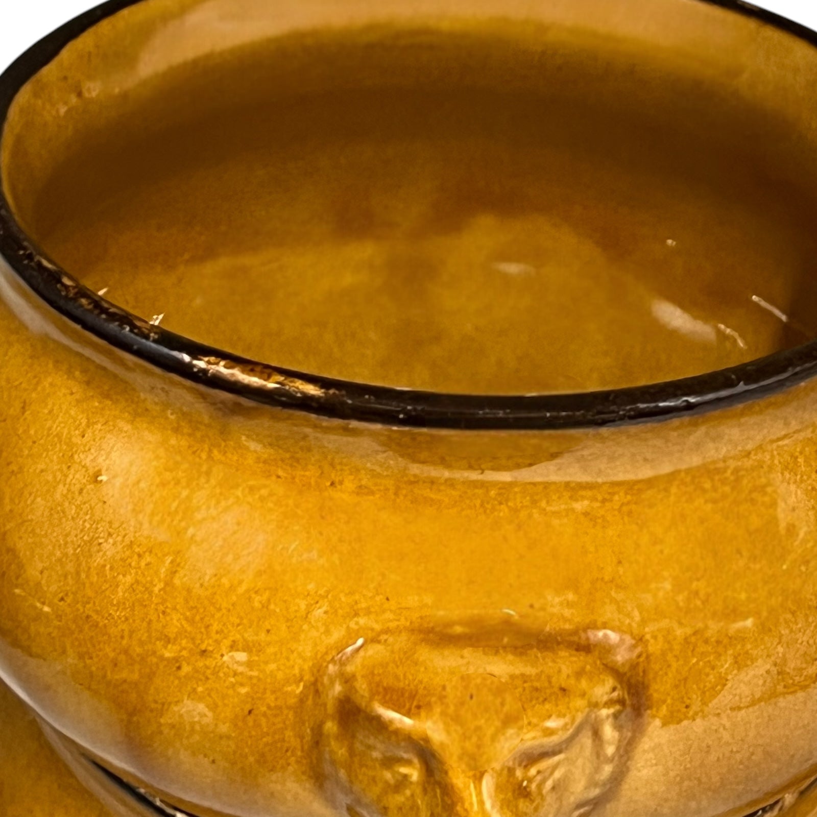 edge view of French onion soup bowl