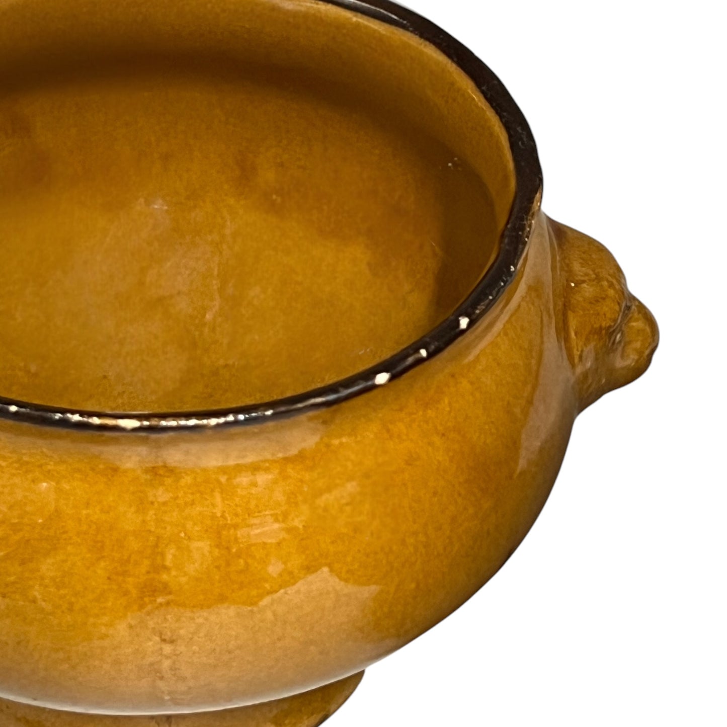 edge view of French onion soup bowl