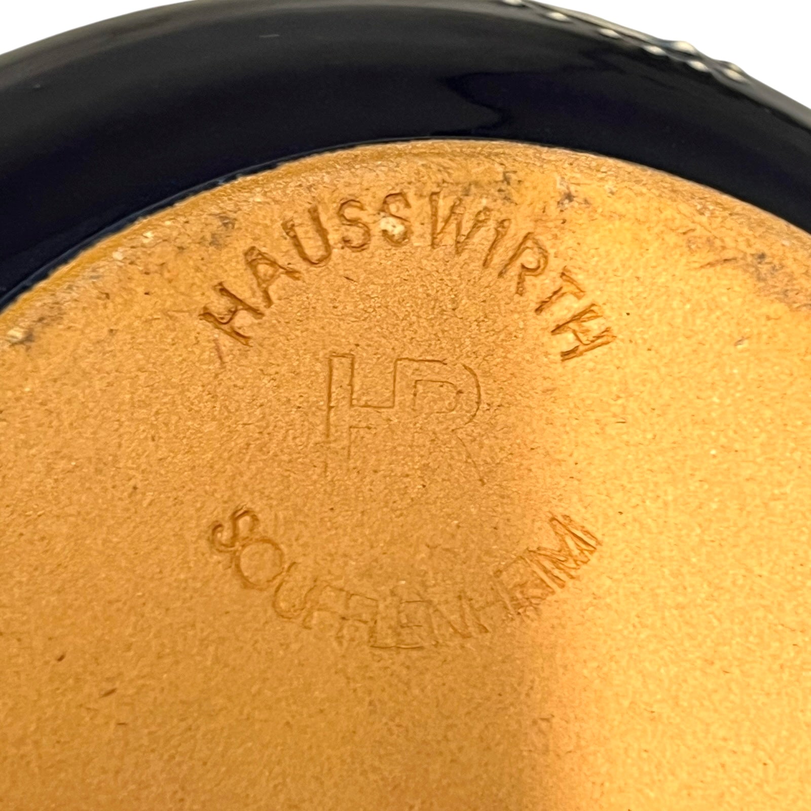 makers stamp o the base of a garlic jar 