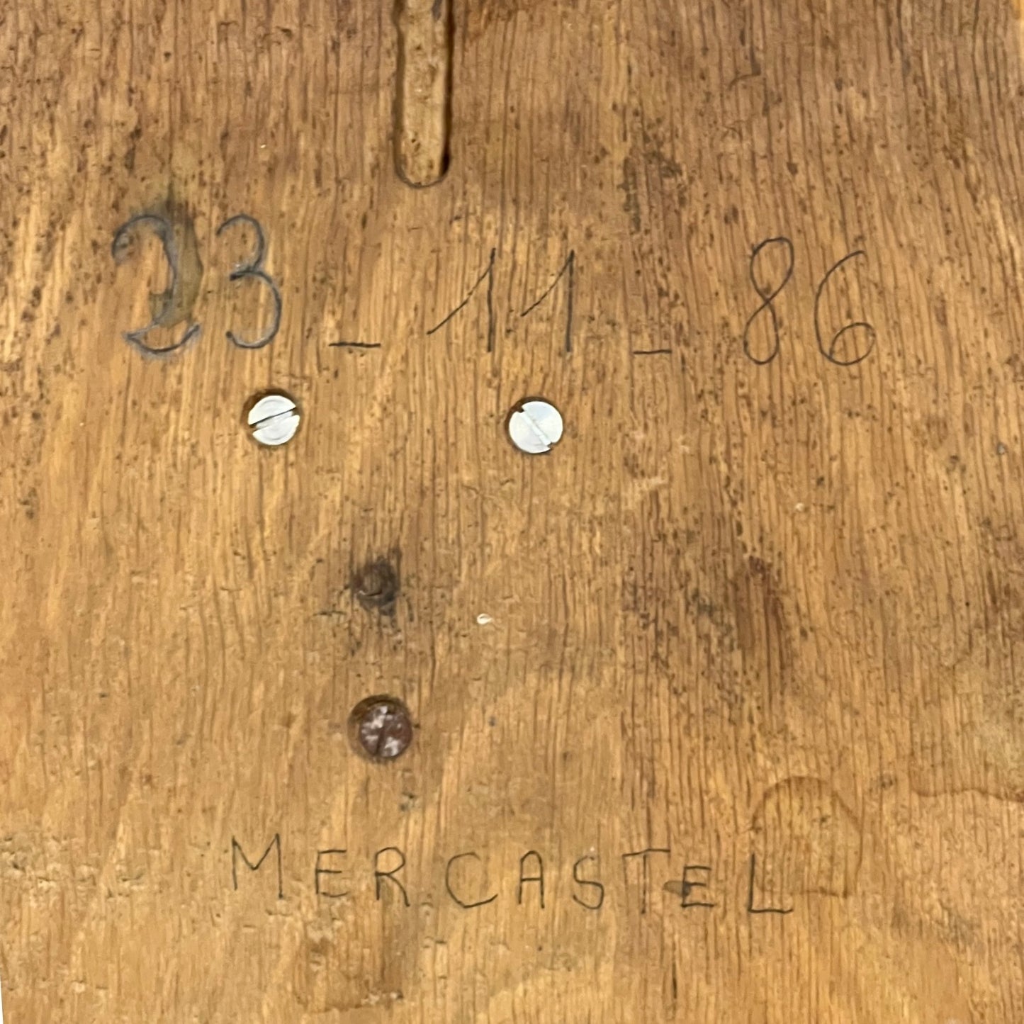 Wooden surface with engraved numbers and 'Mercastel' branding